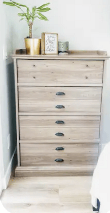 ||plenty of dresser space