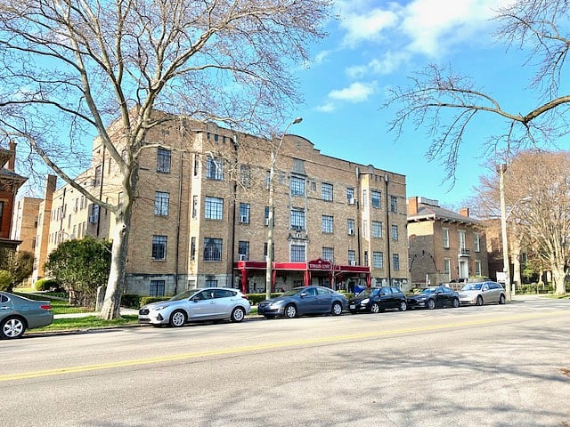 Townley Court Apartments
580 E Town St.
Columbus, OH 43215
