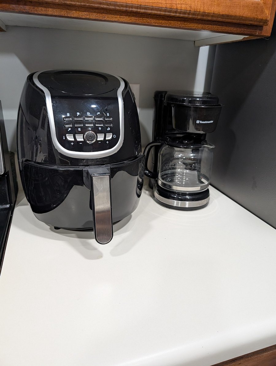 Kitchen
Air-fryer, coffee maker