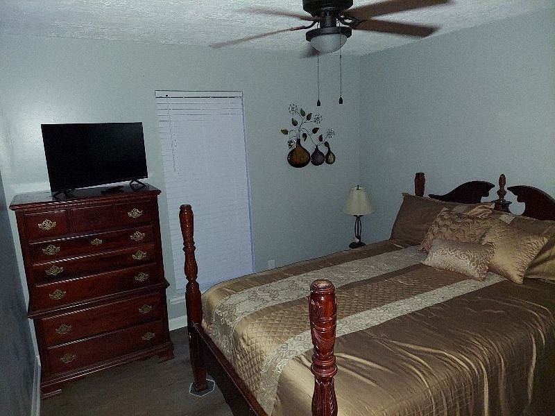 Bed Room 4
key entry room, Smart TV, Queen Bed, Chest of drawers, full closet, room # 4 rents for $850 monthly.