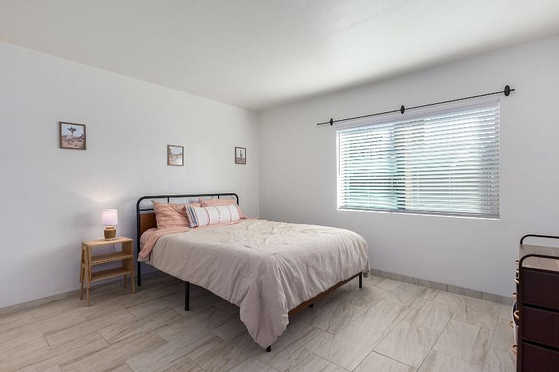 Master bedroom, queen bed, en suite bathroom 