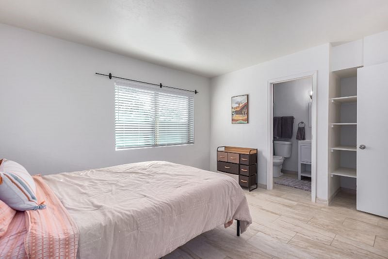 Master bedroom, queen bed, en suite bathroom