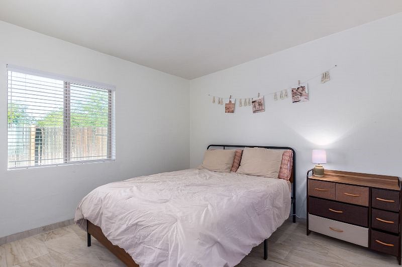 Second bedroom, queen bed