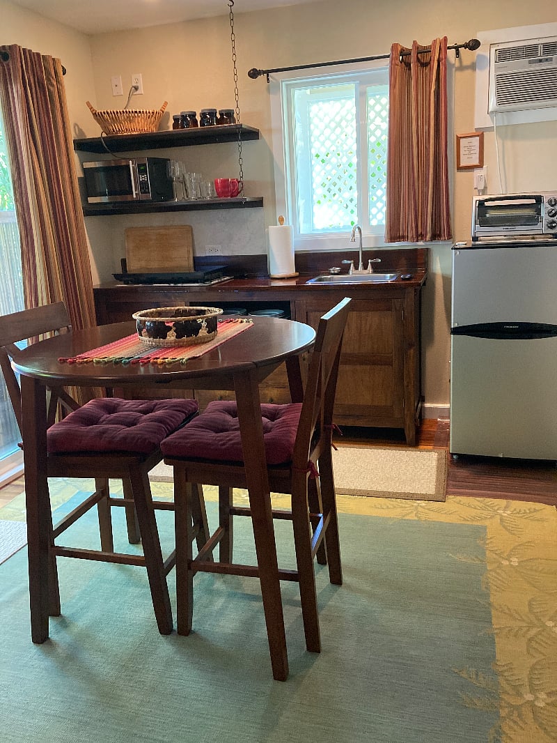 A view of the kitchenette space.