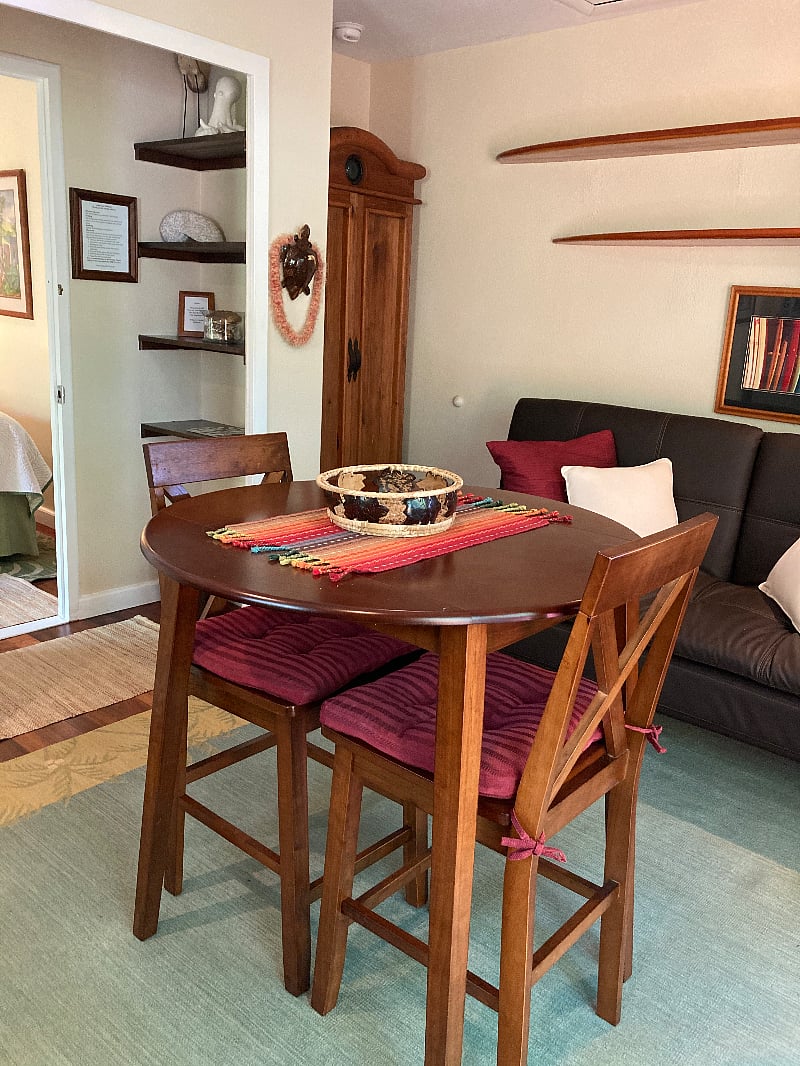 A view of the sitting space.