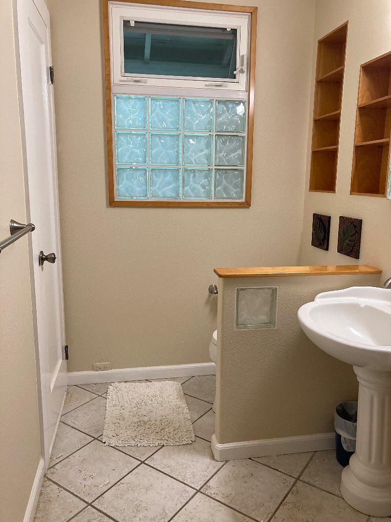 A view of the bathroom.
