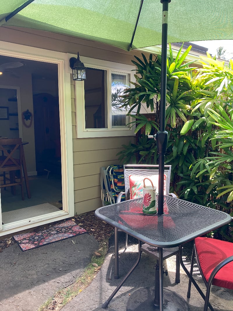 An entrance into the studio from the lanai.