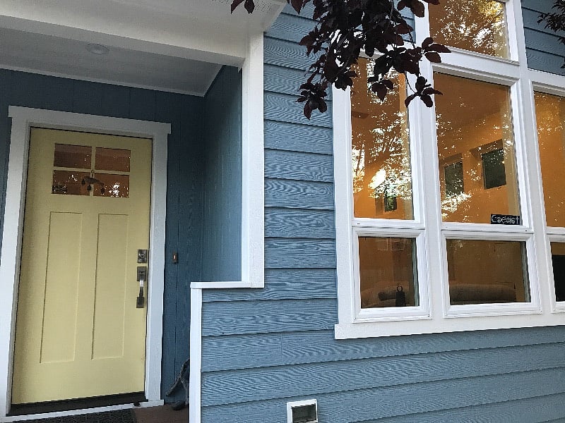 I love this yellow door.  now also a yellow screen door.