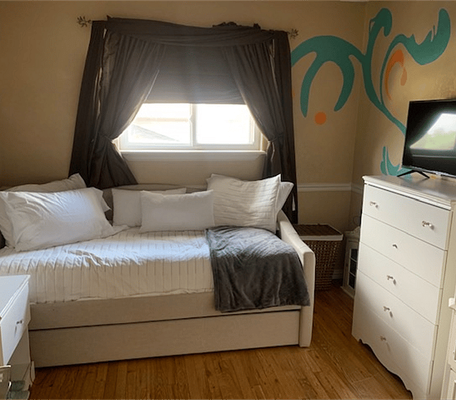 Guest middle bedroom