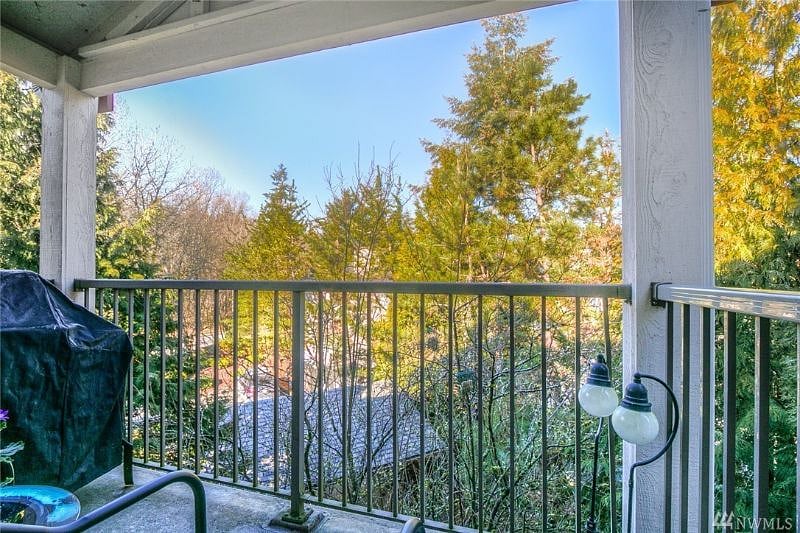 Balcony with seating and BBQ in the
treetops!