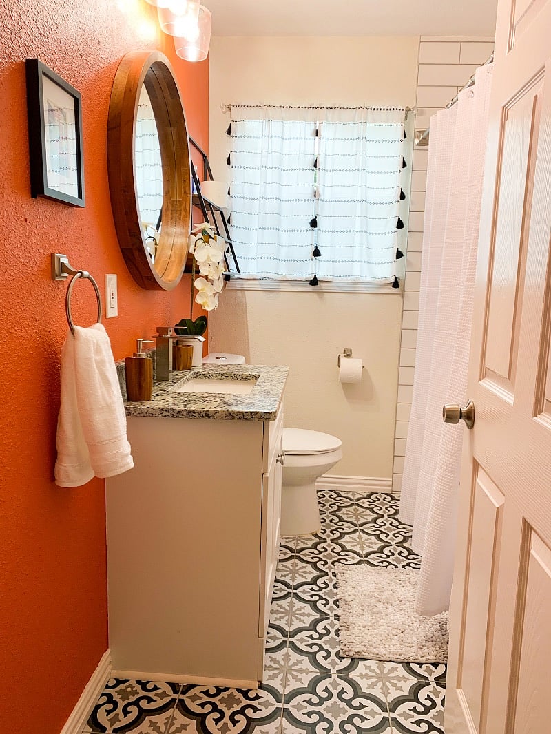 Bathroom with shower /tub.
