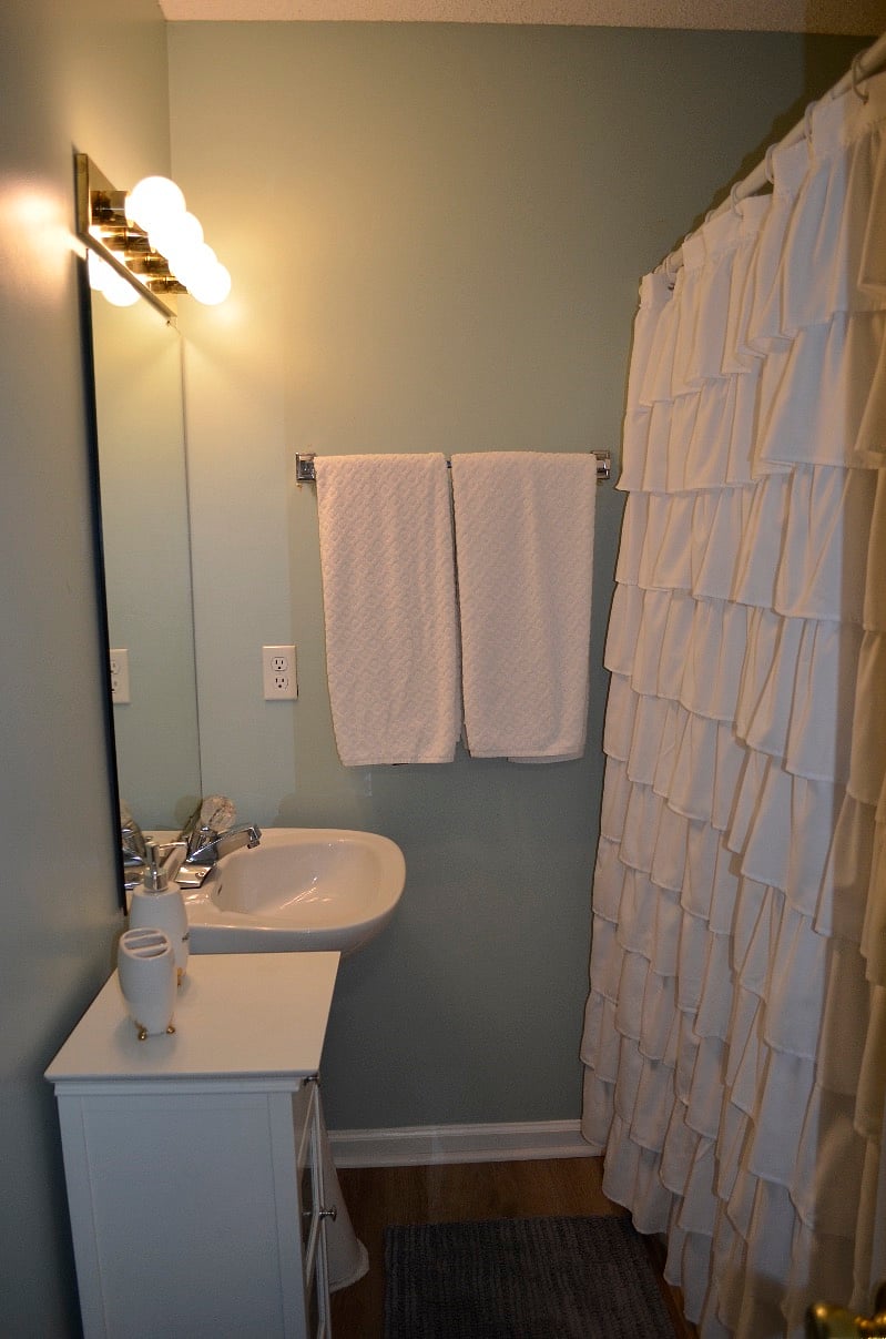 Guest bathroom with tub/shower combo