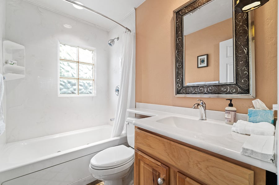 2nd bathroom-with jetted tub.