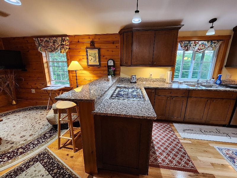 Breakfast bar and gas range
