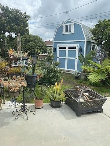 Backyard has many fruit trees and offers vegetables throughout the year. Patio furniture provided to allow you to relax , enjoy the sunshine and provide an area to meditate / relax. 