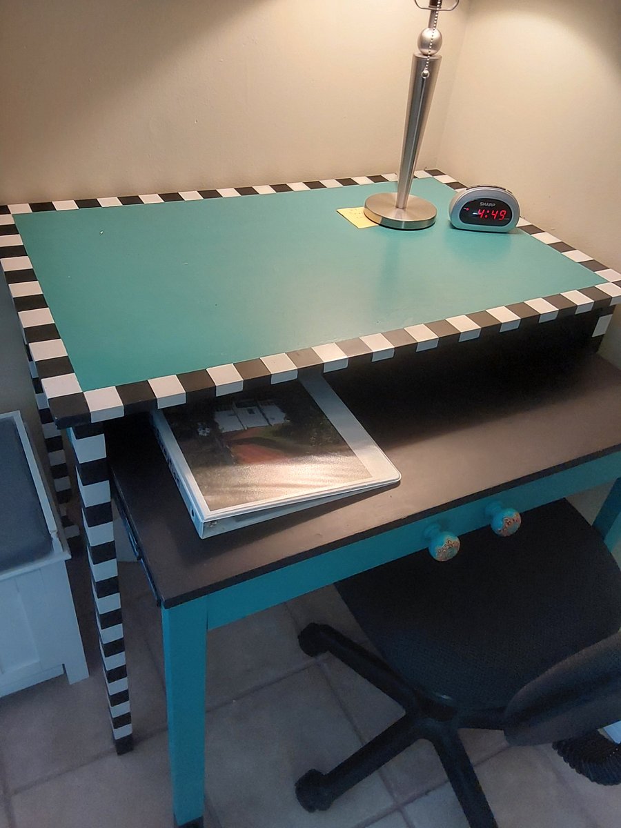 Extendable desk space
