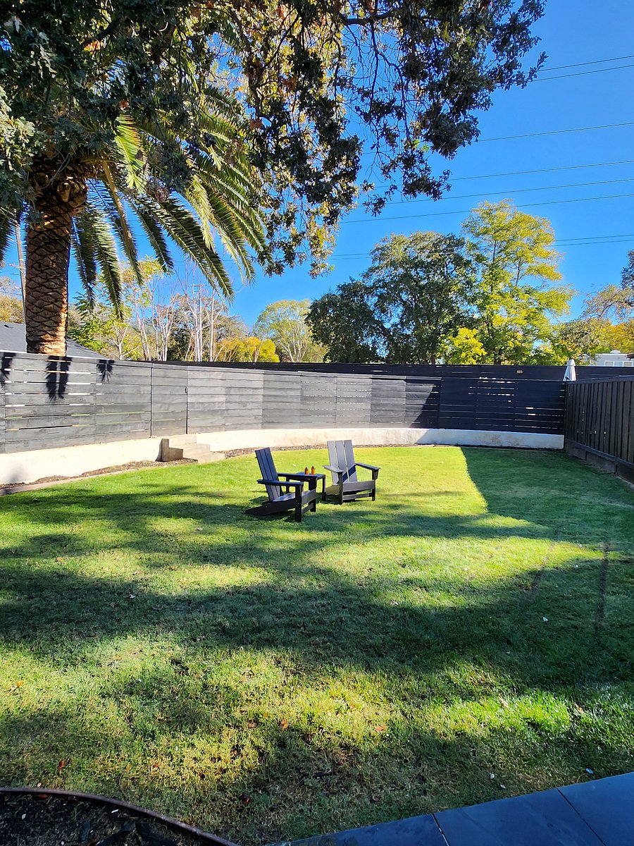 Large and Peaceful Backyard to play, BBQ and relax. Indoor/Outdoor California living.