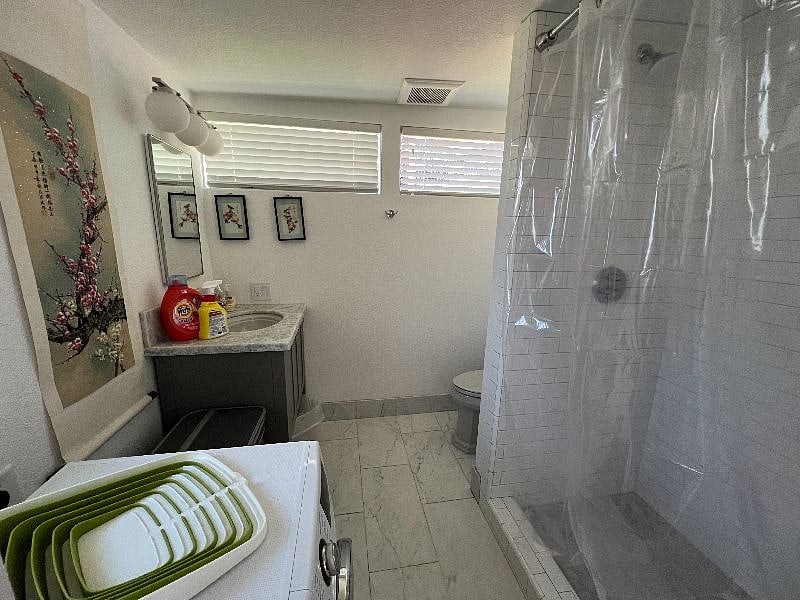 Bathroom with regulated radiant marble floor