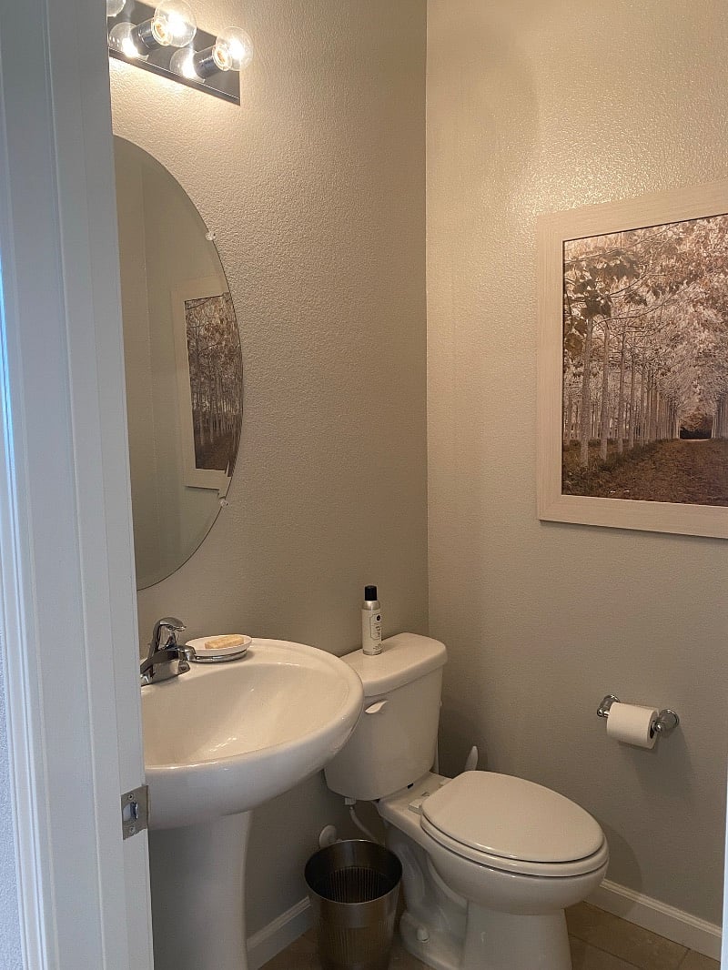 Main floor guest 1/2 Bath