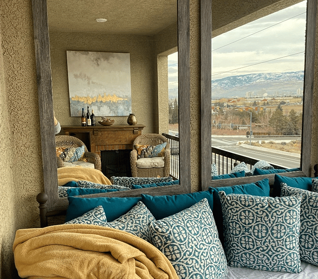 Day Bed on Deck with beautiful views! A great place for a nap!
