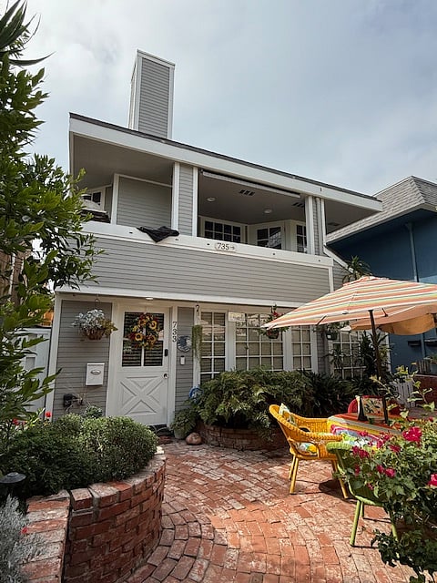 Front of our building. Our unit is the second & third floor. The first floor is separately owned by a woman that has lived there since the 1980's