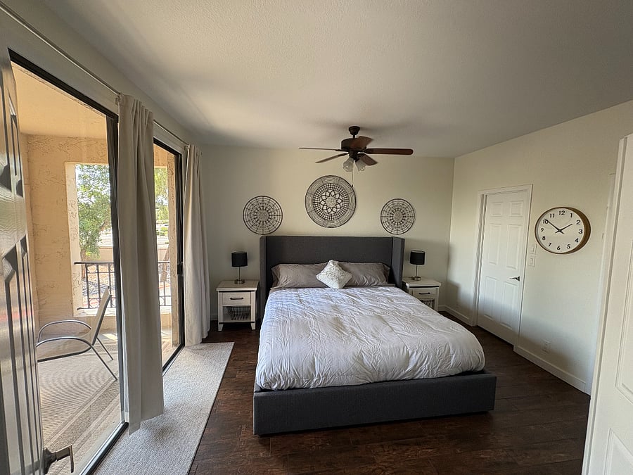 Master - King Bed/Walk in Closet
