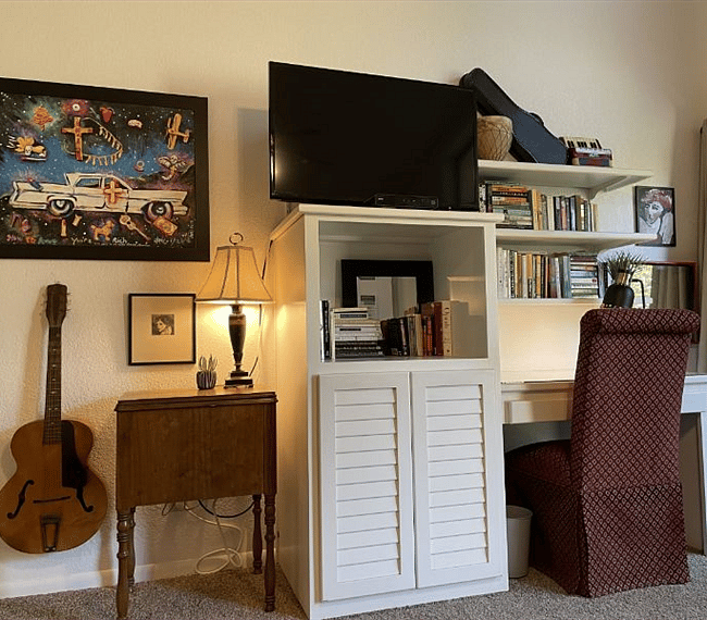 Desk and bookshelves. Well remove the books if you need room for your own.