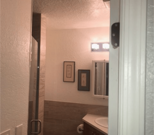 2nd bathroom with full size walkin shower
