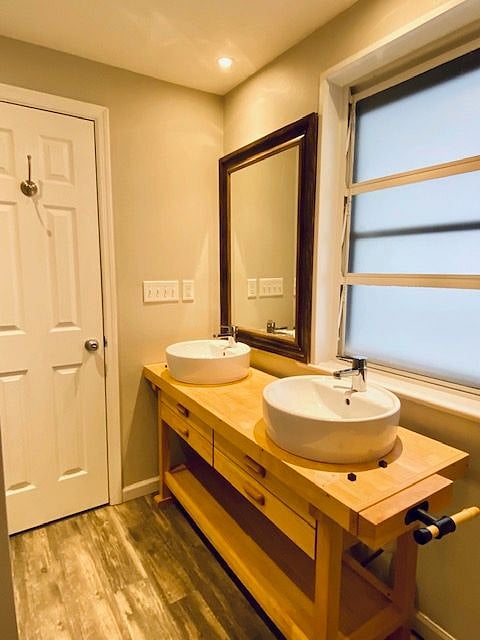 Dual vanity sinks