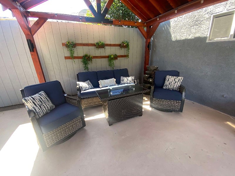 Private, well-maintained guest house in a quiet Burbank neighborhood.