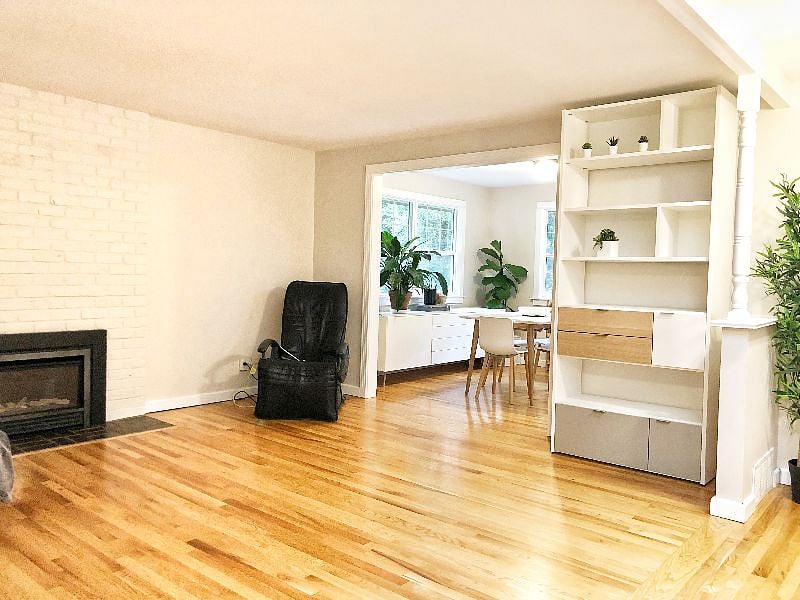 Living room w/fireplace