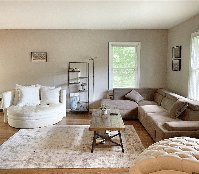 Livingroom with gas fireplace