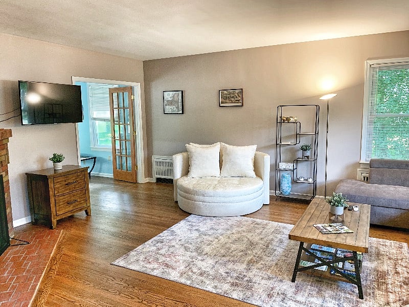 Livingroom with gas fireplace