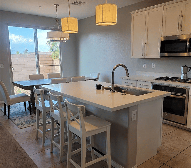 Spectacular fully appointed kitchen and dining 