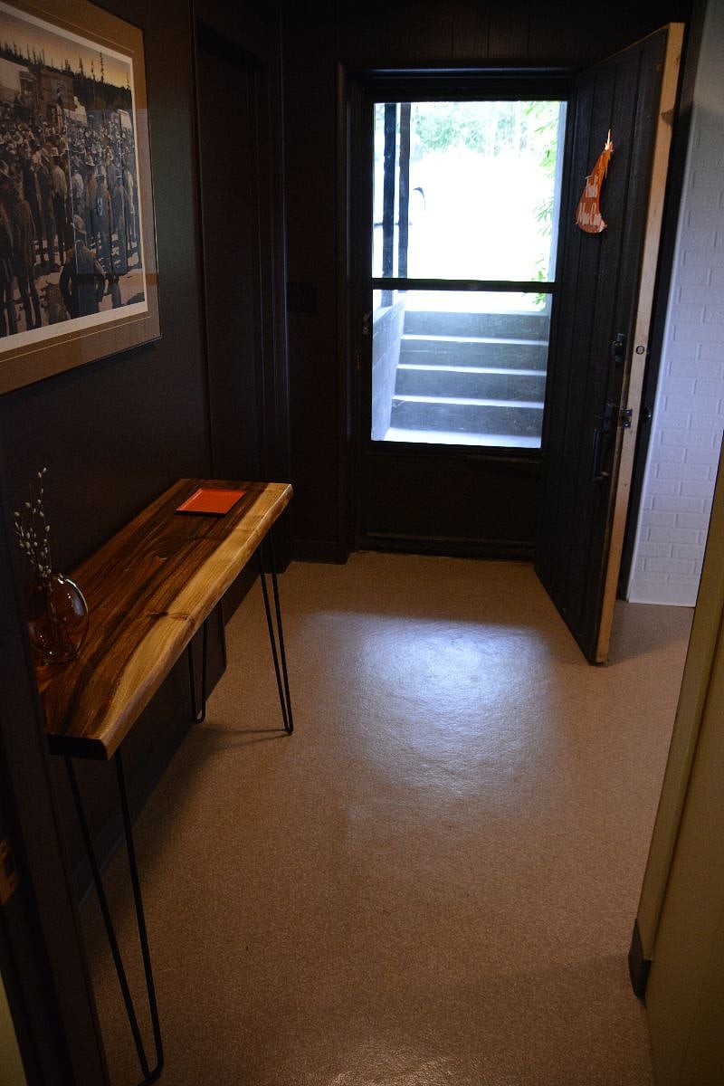 Apartment entry with screen door and steps. Directly outside this door is the laundry area.