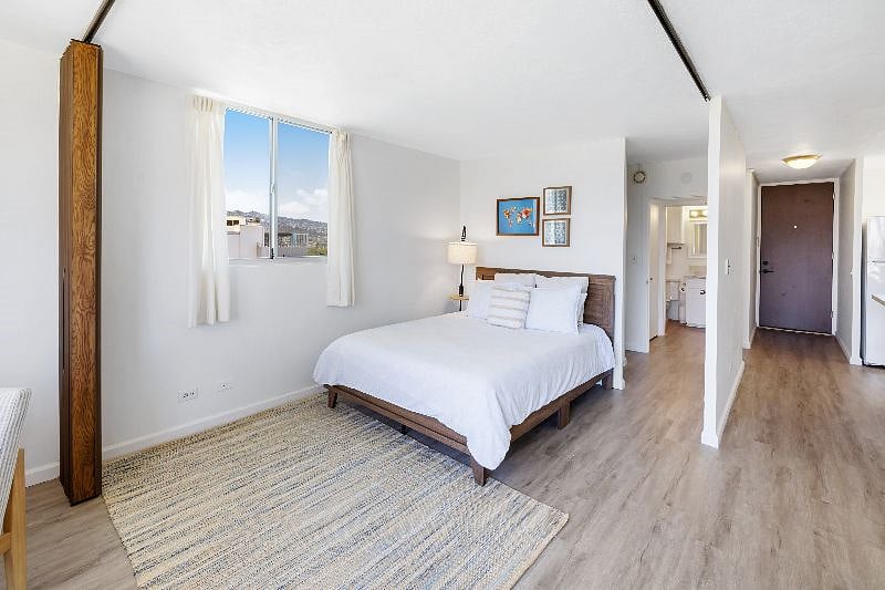 Queen size memory foam mattress.
