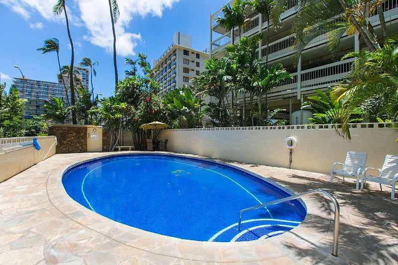 Relaxing pool