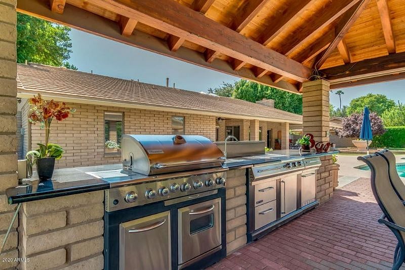 outdoor kitchen that u can use.