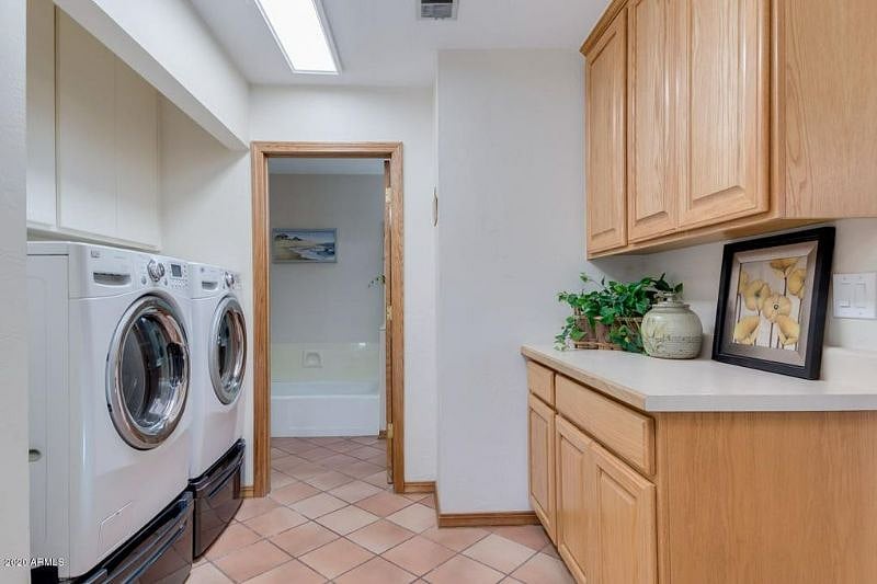 Laundry is located in the main house/ share with us.Just let us know and I will make sure the back door is unlocked for u to come in.