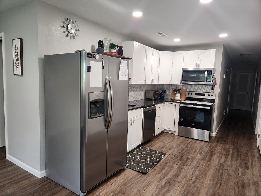 Well stocked kitchen with all you need for reheating food on the run or cooking a full meal. Includes dishwasher and airfryer.