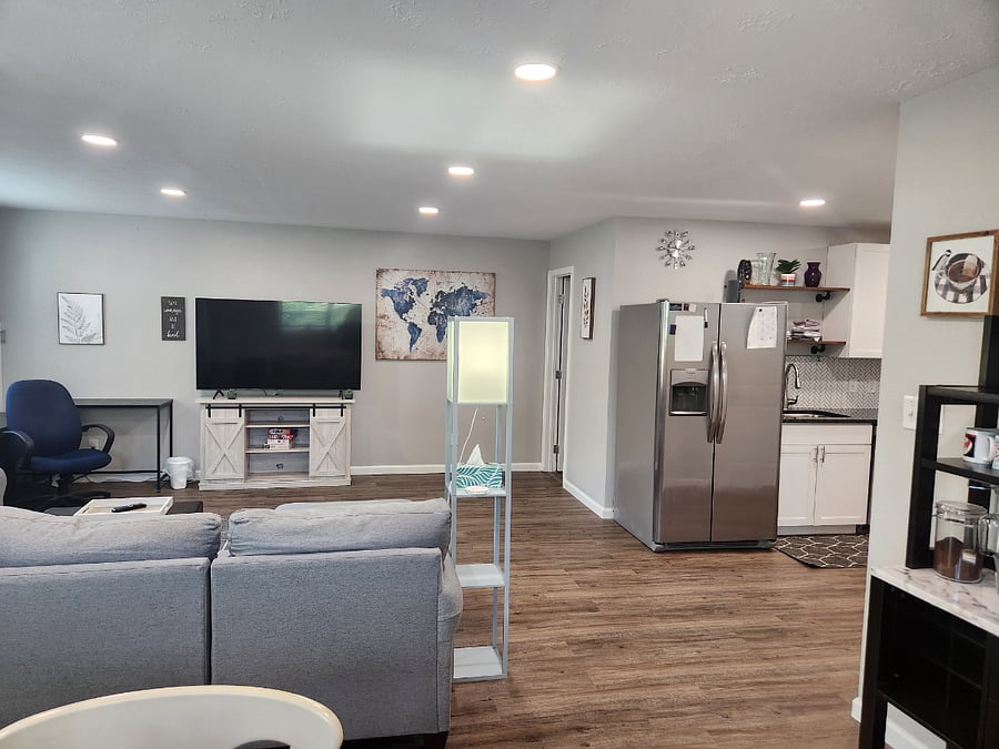 Well stocked kitchen with all you need for reheating food on the run or cooking a full meal. Includes dishwasher and airfryer.