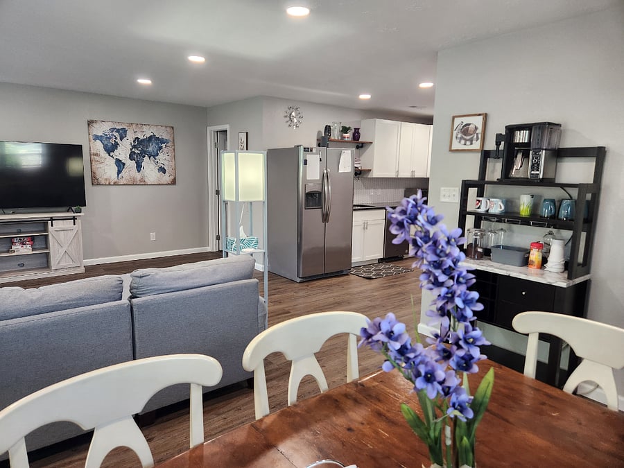 Well stocked kitchen with all you need for reheating food on the run or cooking a full meal. Includes dishwasher and airfryer.