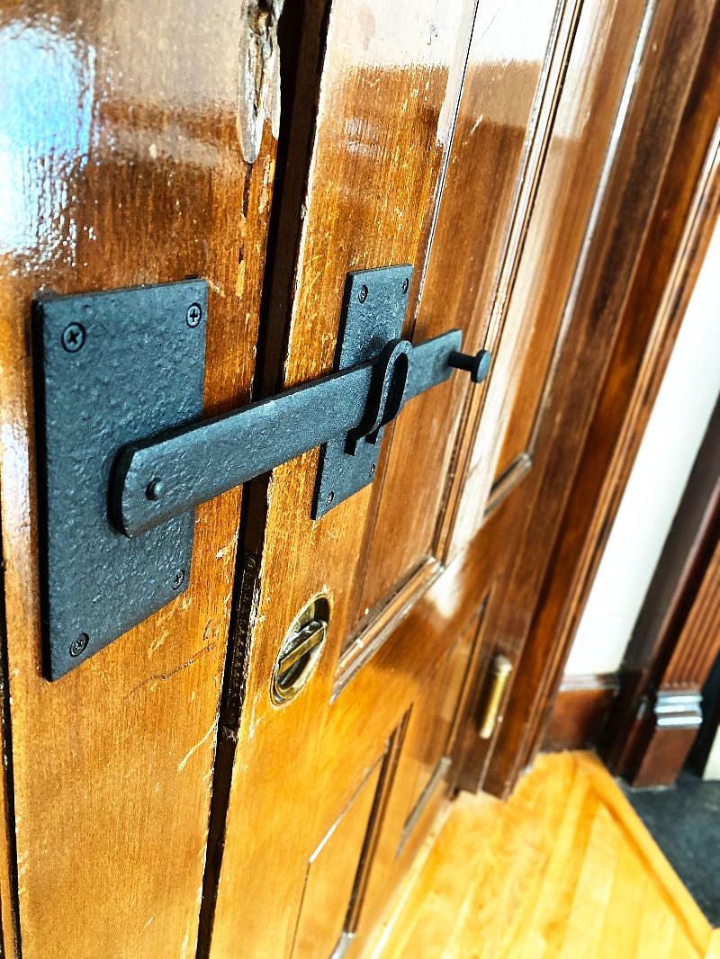 door access to bedroom 1