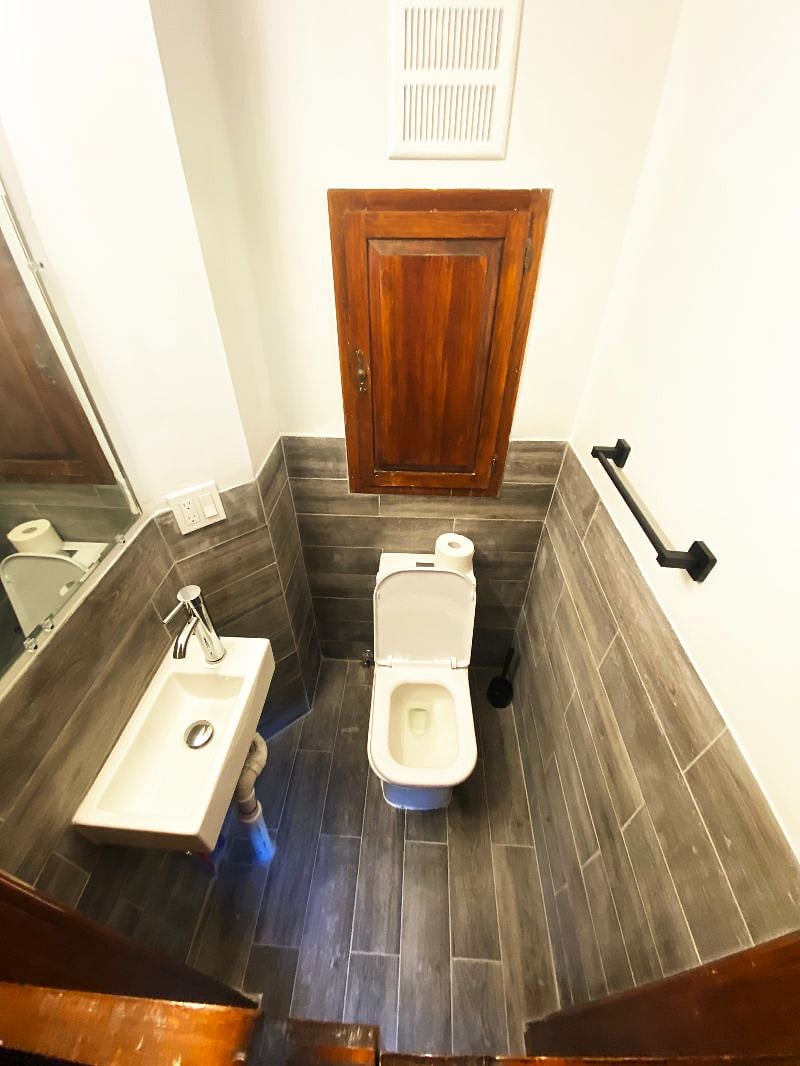 Half bathroom 2: access from bedroom 2