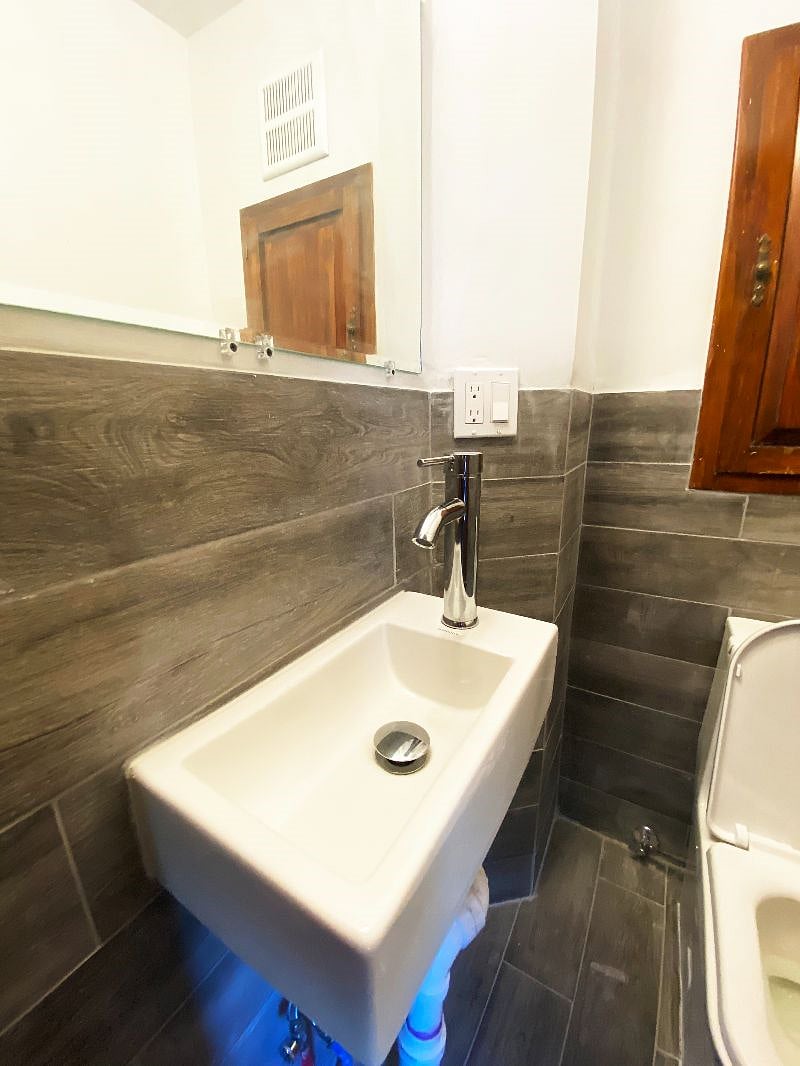 Half bathroom 2: access from bedroom 2