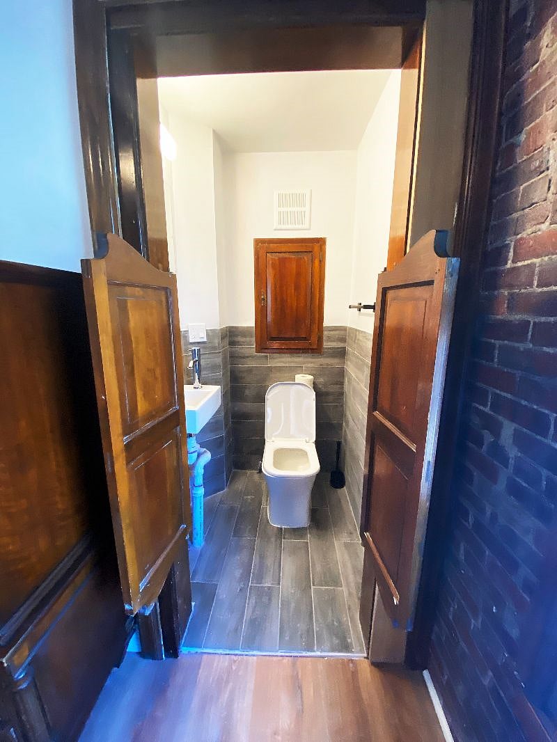 Half bathroom 2: access from bedroom 2