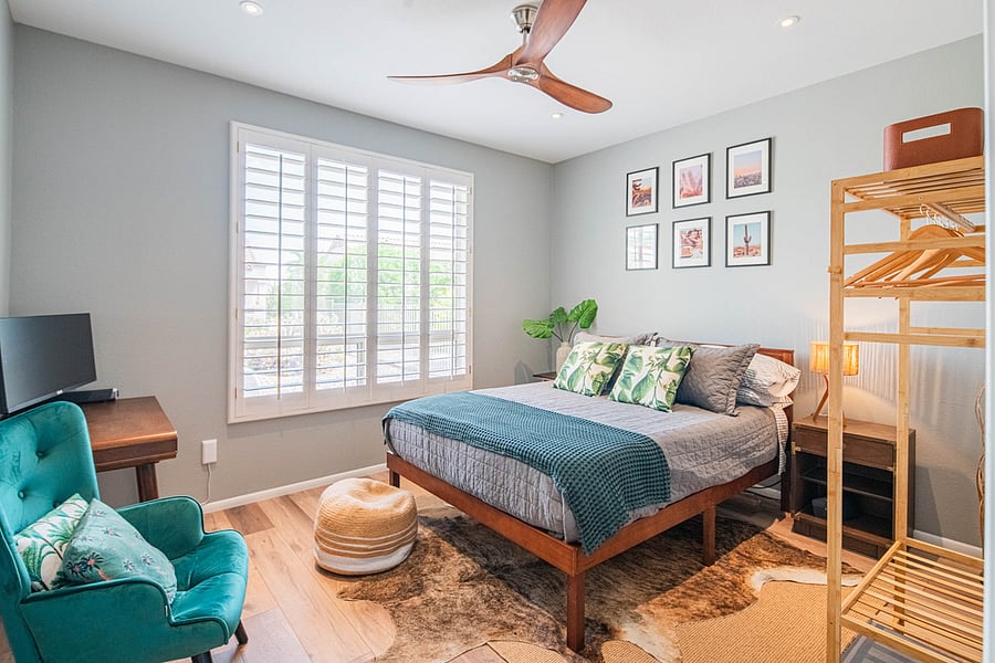 Second guest bedroom with a monitor/TV for working from home. 
