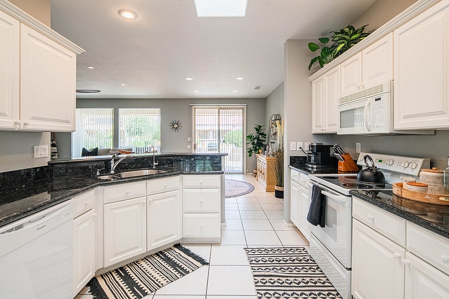 Kitchen with everything you need to cook during your stay. 