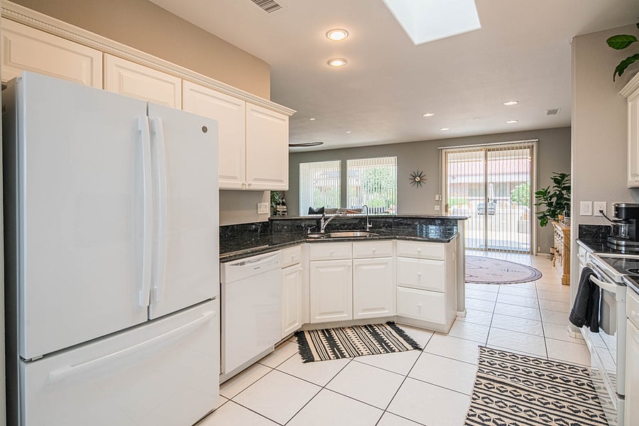 Kitchen with everything you need to cook during your stay. 