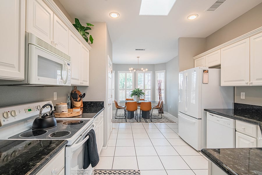 Kitchen with everything you need to cook during your stay. 